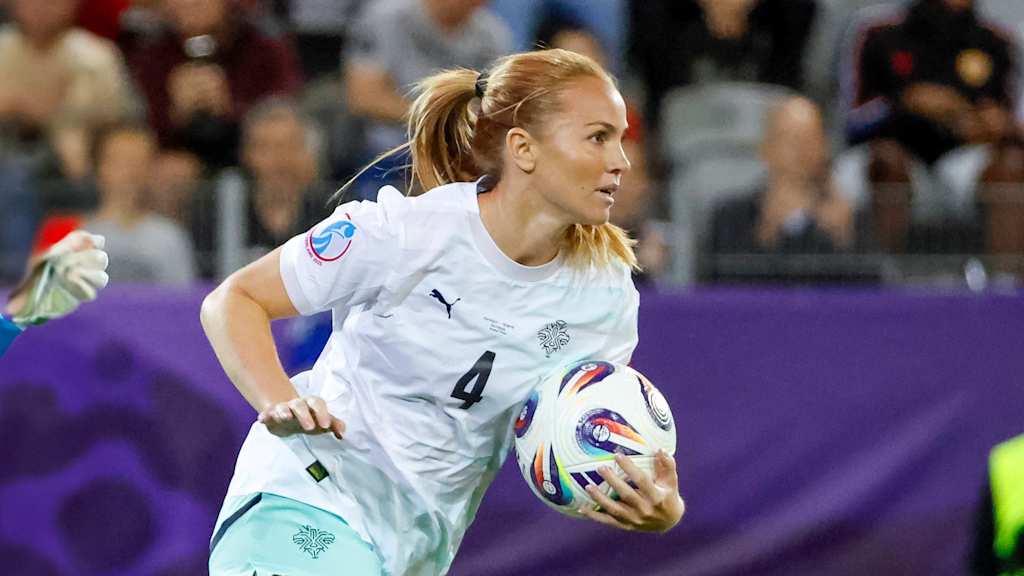 Glódís Perla Viggósdóttir hält den Ball in der hand nach ihrem Tor.