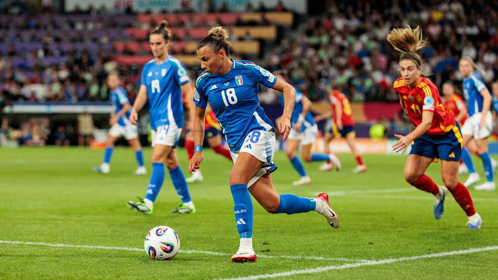 Arianna Caruso mit dem ball am Fuß während der Partie gegen Spanien.