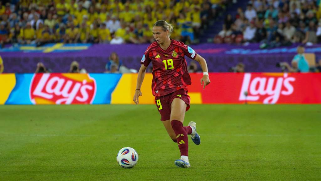 Klara Bühl mit dem Ball am Fuß im Duell gegen Schweden.