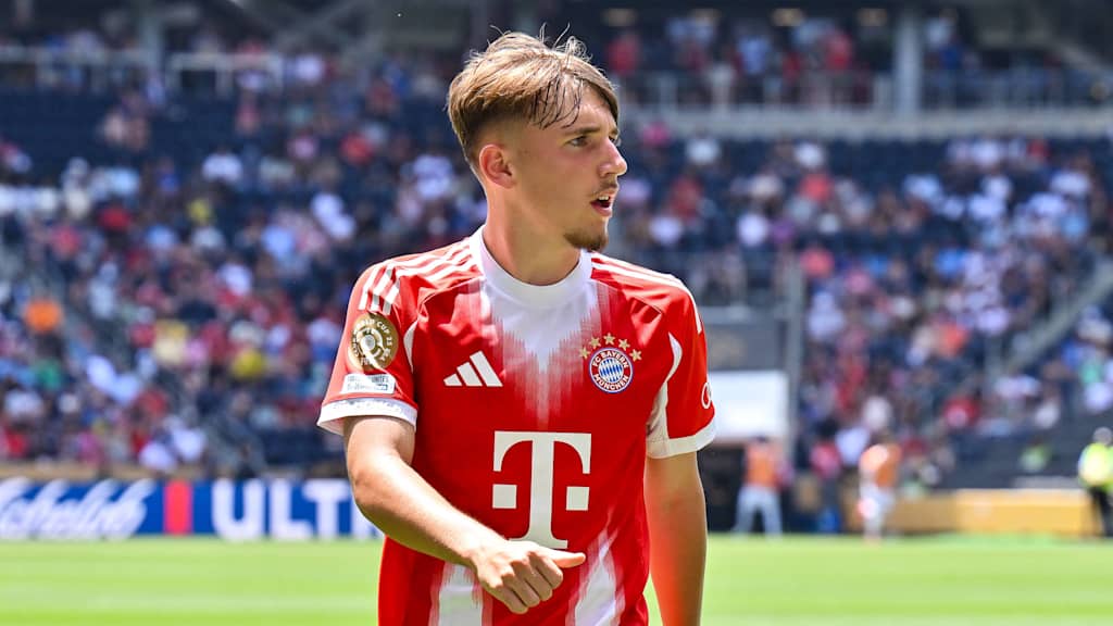 Lennart Karl blickt nach rechts im Bayern-Trikot bei der Klub-WM.