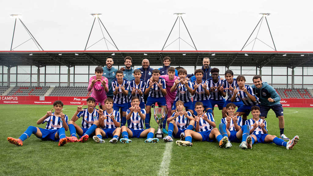 Siegerfoto der U15 des FC Porto.