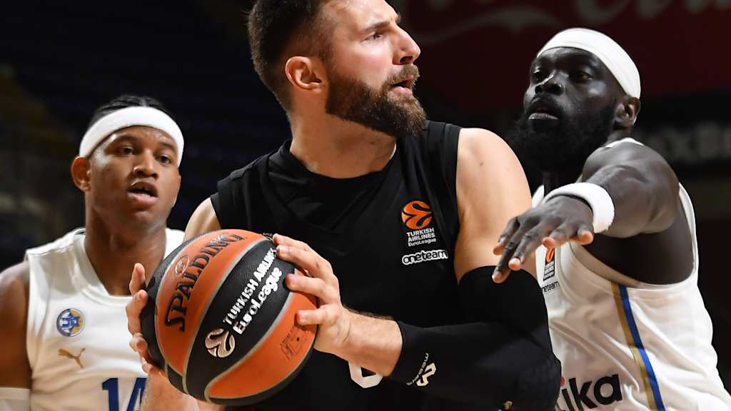 Kratzer played his first EuroLeague season with Paris