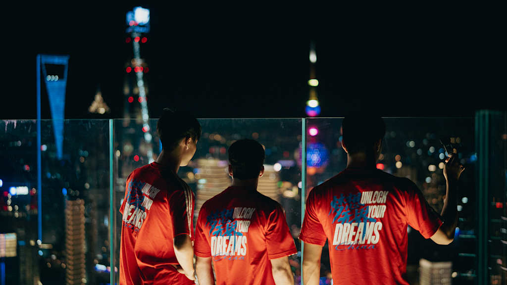 Spieler des FC Bayern World Squad schauen auf die Skyline von Shanghai