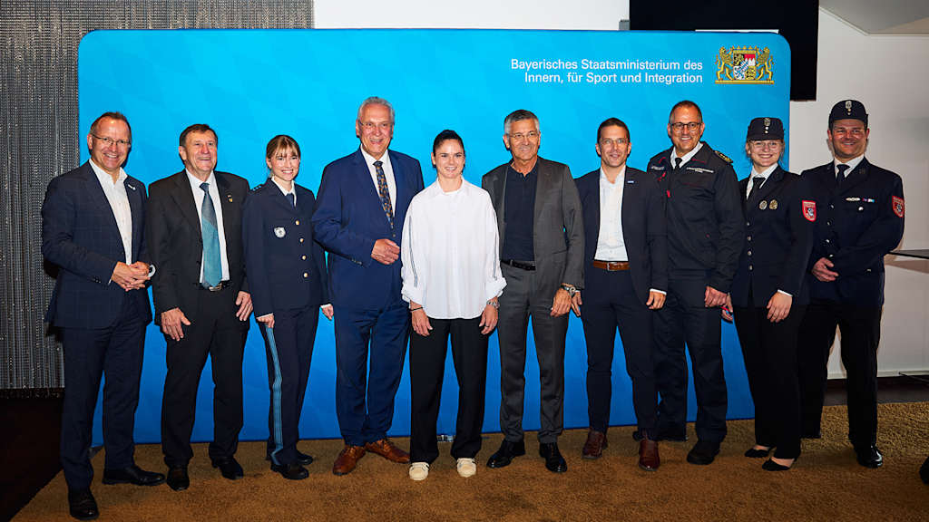Gruppenfoto der Personen bei der Veranstaltung zu Nicht alle Helden tragen Trikots in der Allianz Arena