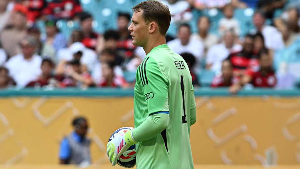 Manuel Neuer hält in einer Partie der FIFA Klub-WM den Spielball in den Händen.