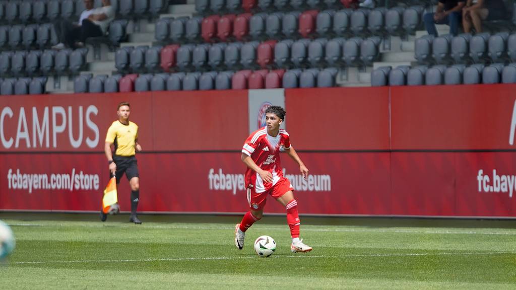 Jussef Nasrawe mit dem Ball am Fuß in der Spielstätte am FC Bayern Campus.