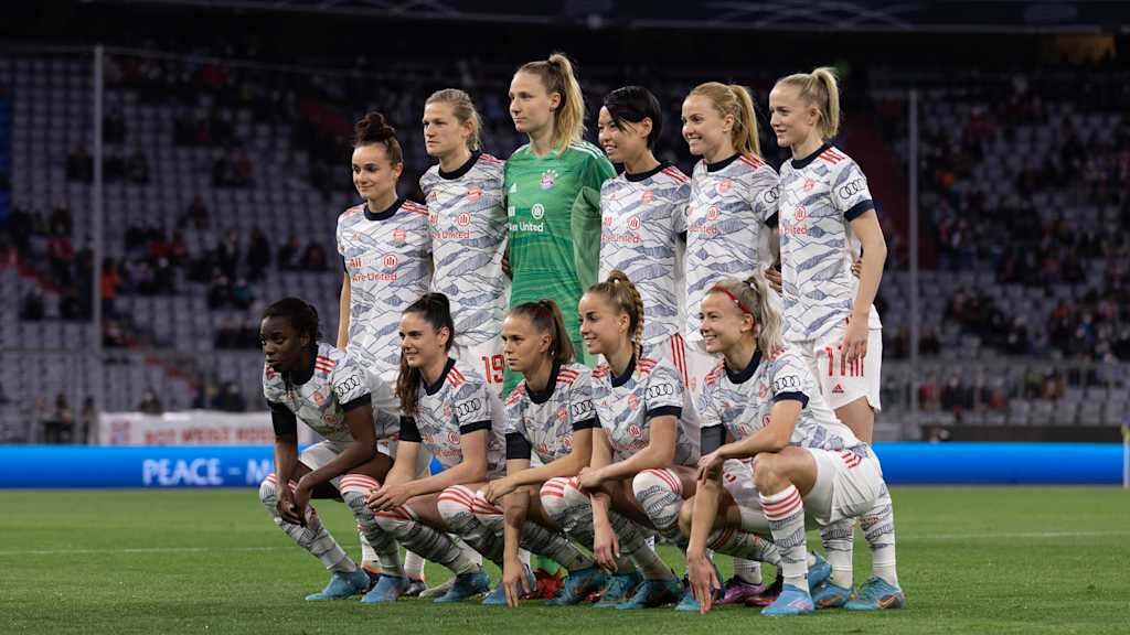 Die FC Bayern Frauen beim Mannschaftsfoto.