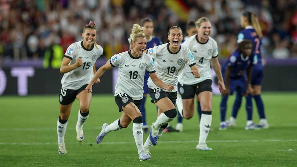 Die DFB-Frauen um Linda Dallmann bejubeln den Sieg gegen Frankreich bei der Europameisterschaft.
