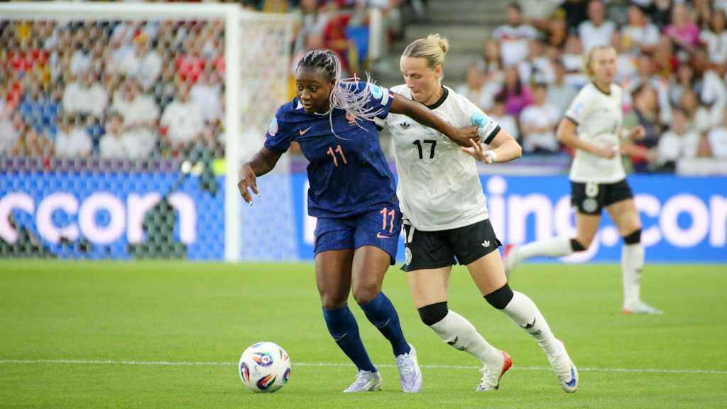 Franziska Kett in a duel with France's Kadidiatou Diani.