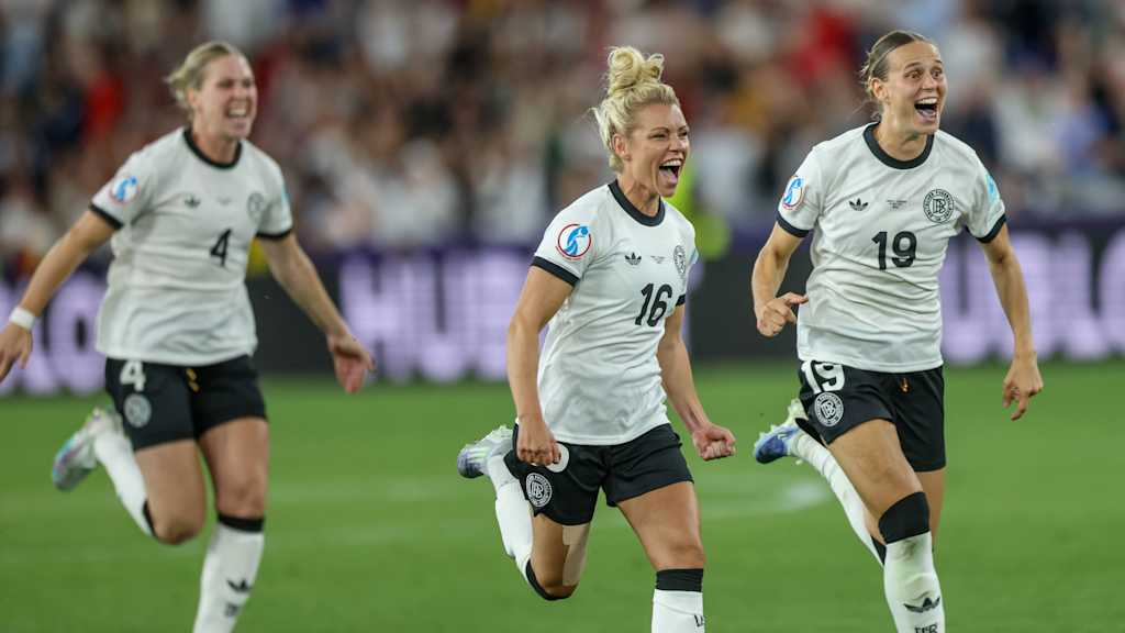 Linda Dallmann and Klara Bühl run towards the crowd.