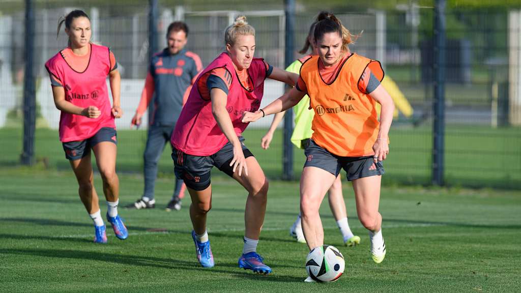Sarah Zadrazil und Caro Simon beim Zweikampf im Training.