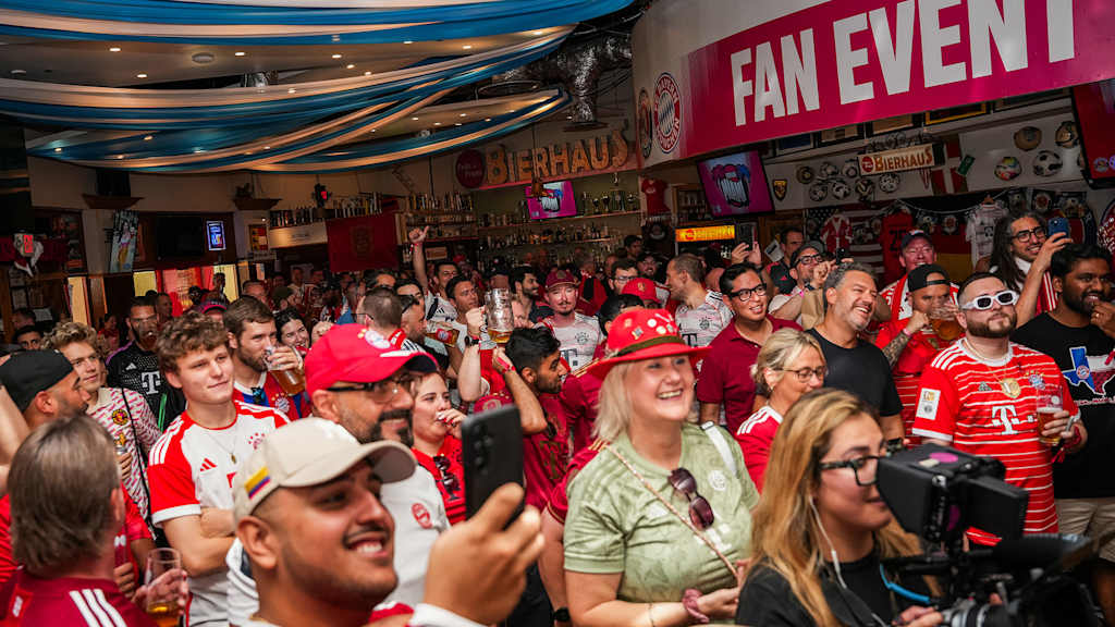 FC Bayern fans in good spirits in front of the stage of an FC Bayern fan event in Miami.