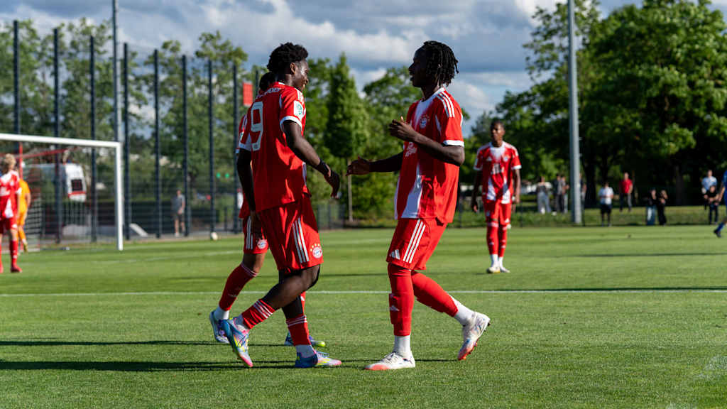 Die U17 des FC Bayern jubelt zum Tor im Testspiel gegen Leeds.