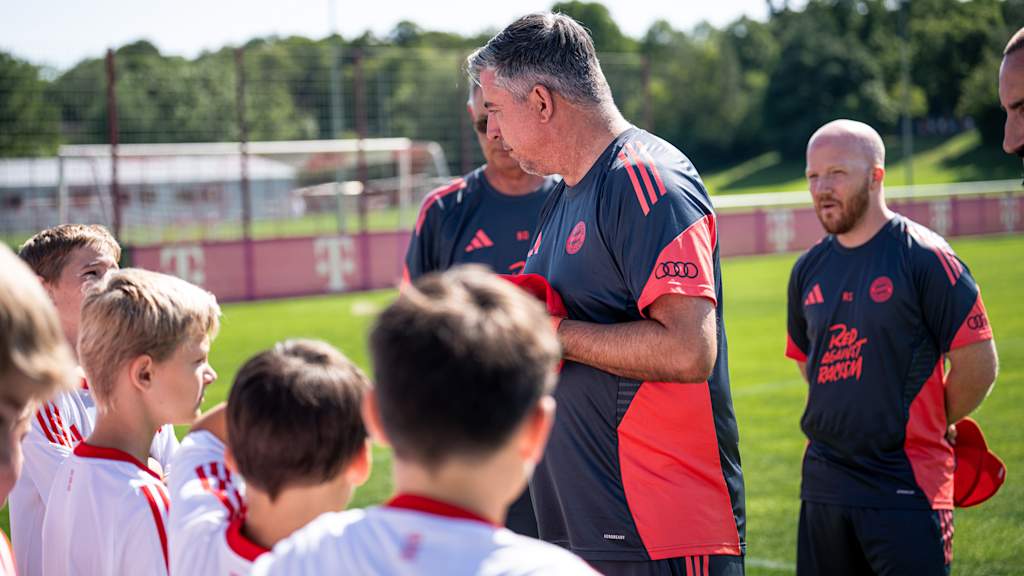 FC Bayern World Squad coach Roy Makaay speaks to the children