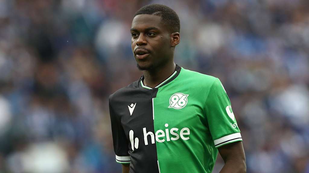 Noel Aseko Nkili im Trikot von Hannover 96.