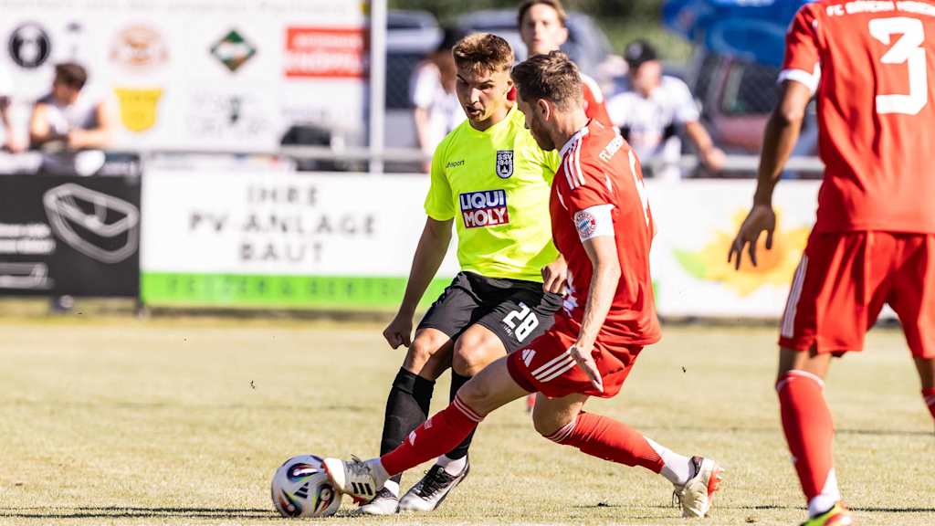 Max Scholze im Zweikampf mit Benno Schmitz von den Amateuren.