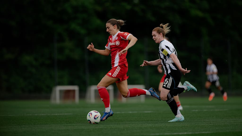 Kathi Naschenweng mit dem Ball am Fuß im Testspiel gegen Newcastle United.