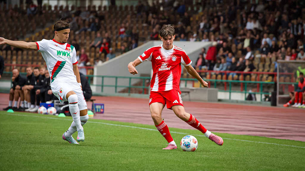 Guido Della Rovere beim Flanken im Spiel der FC Bayern Amateure beim FC Augsburg II