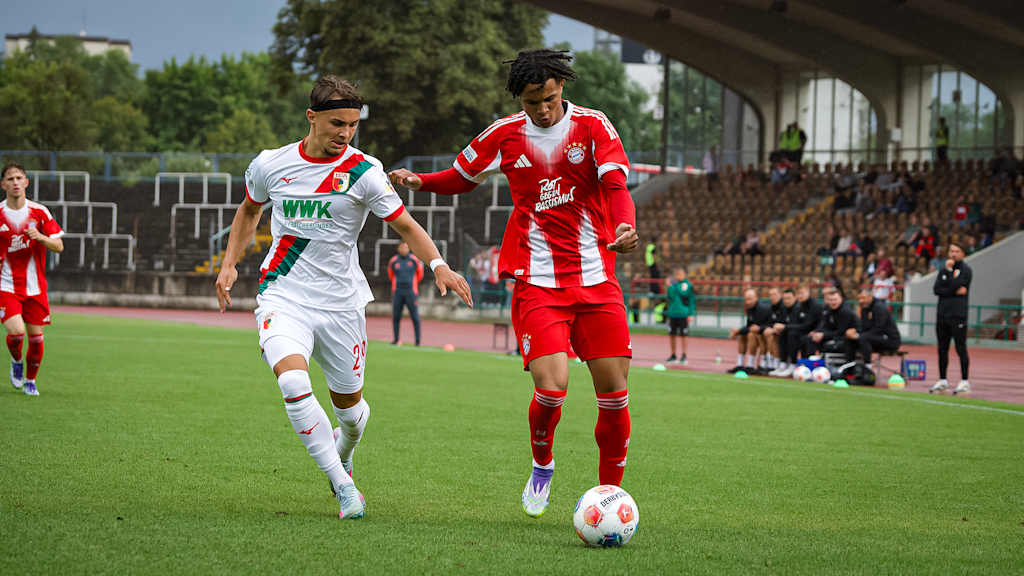 Julien Yanda im Zweikampf mit Constantin Kresin im Spiel der FC Bayern Amateure beim FC Augsburg II