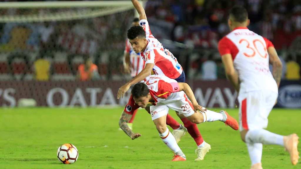 Luis Diaz dribbelt mit dem Ball im Trikot des Barranquilla FC.
