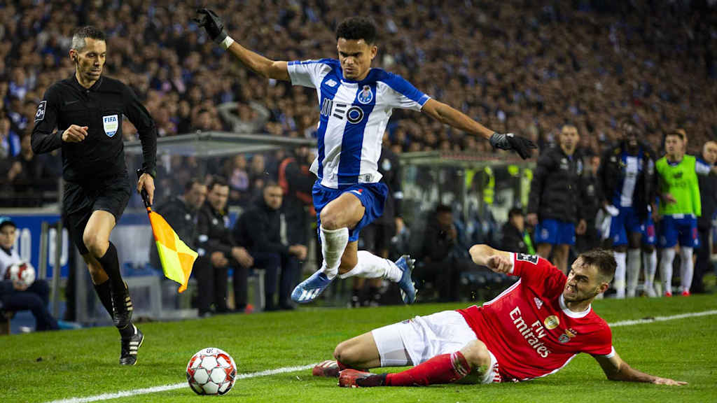 Luis Diaz dribbelt mit dem Ball im Trikot des FC Porto.