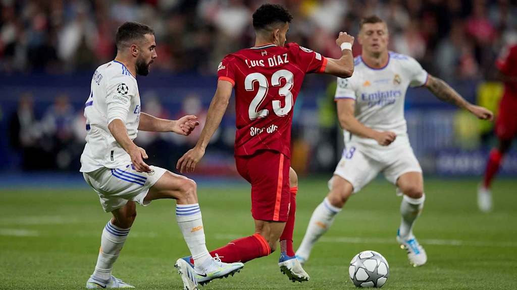 Luis Diaz dribbelt mit dem Ball im Champions League-Finale 2022 zwischen dem FC Liverpool und Real Madrid.