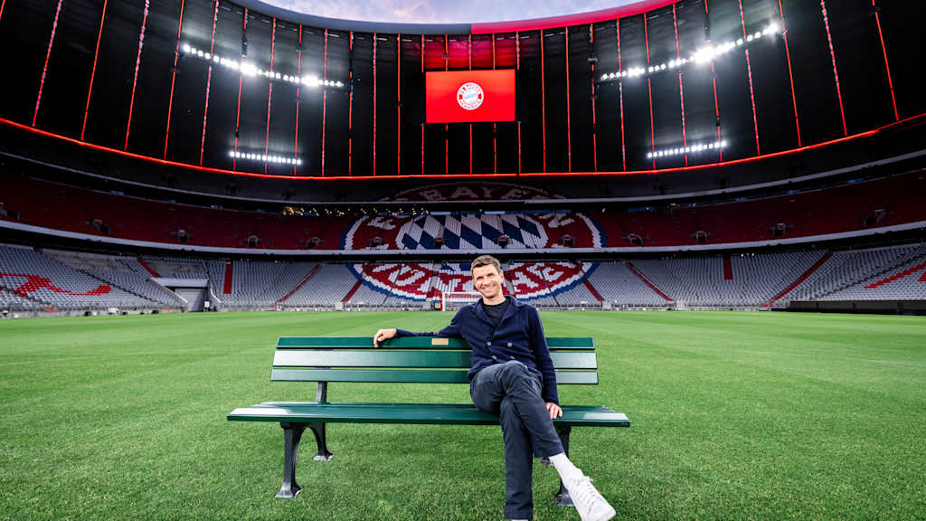 Thomas Müller auf einer Bank in der Allianz Arena