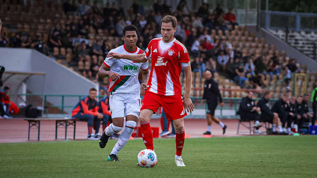 Benno Schmitz im Zweikampf im Spiel der FC Bayern Amateure beim FC Augsburg II