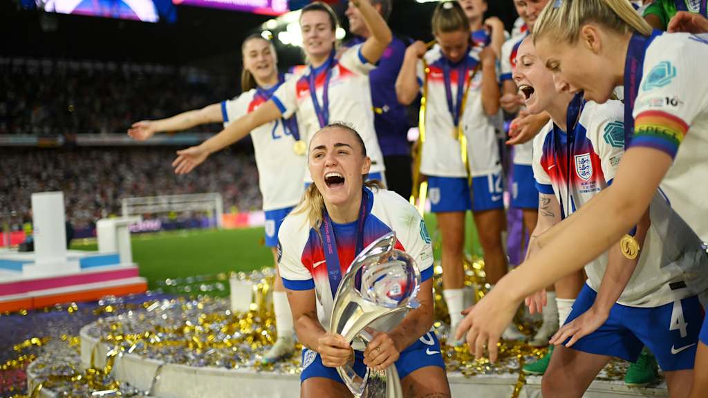 Georgia Stanway bejubelt den EM-Sieg in Basel mit dem Pokal in der Hand.