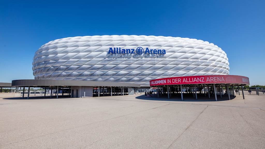 Luftaufnahme der Allianz Arena mit der Esplanade sowie Einlasskontrollen