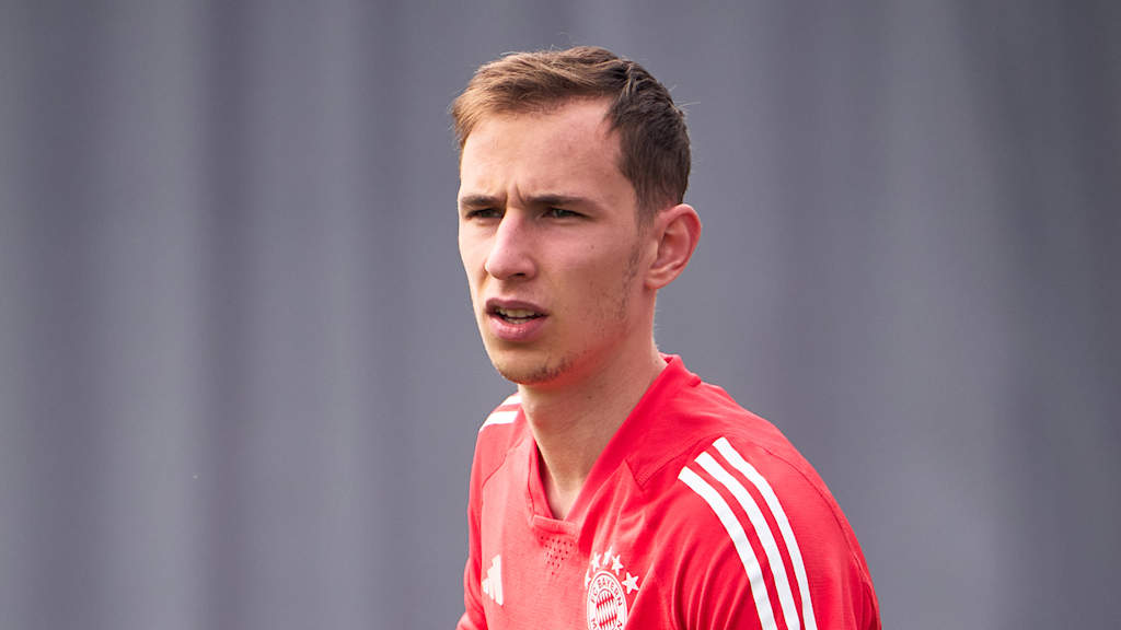 Lovro Zvonarek in training at FC Bayern