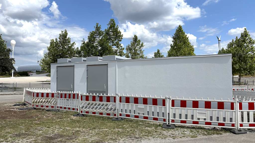 Trafostation für den künftigen Ladepark auf dem Busparkplatz Süd der Allianz Arena