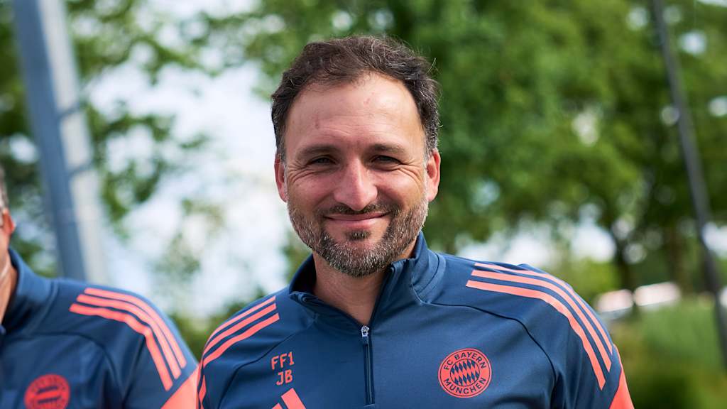 José Barcala lächelnd auch dem Weg zum Training am FC Bayern Campus.