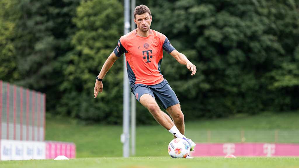 Thomas Müller dribbelt mit dem Ball im Training des FC Bayern