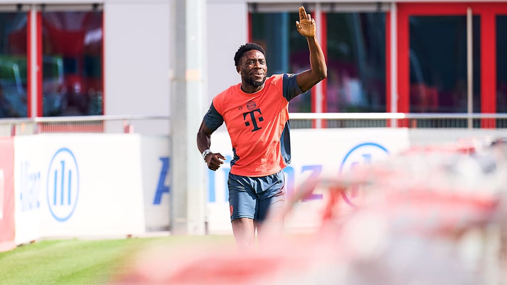 Alphonso Davies runs and smiles in FC Bayern training