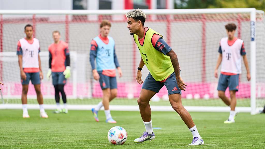 Luis Díaz mit dem Ball am Fuß im Training des FC Bayern.