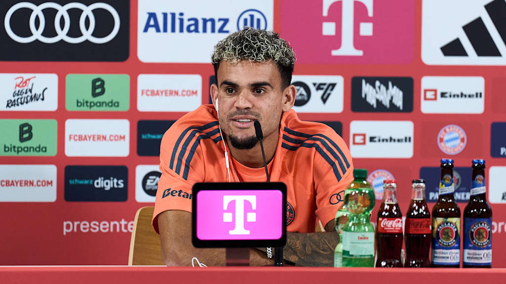 Luis Díaz spricht auf seiner Vorstellungs-Pressekonferenz beim FC Bayern.
