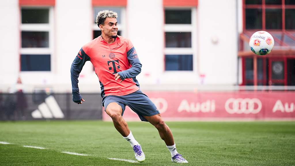 Luis Diaz laughing during an FC Bayern training session