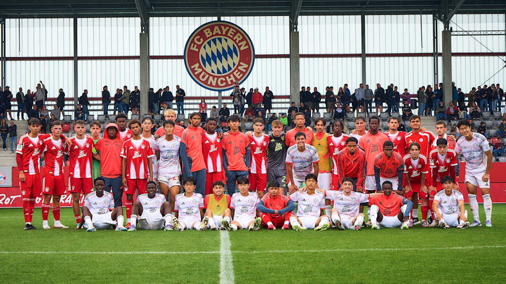 Der FC Bayern World Squad am FC Bayern Campus