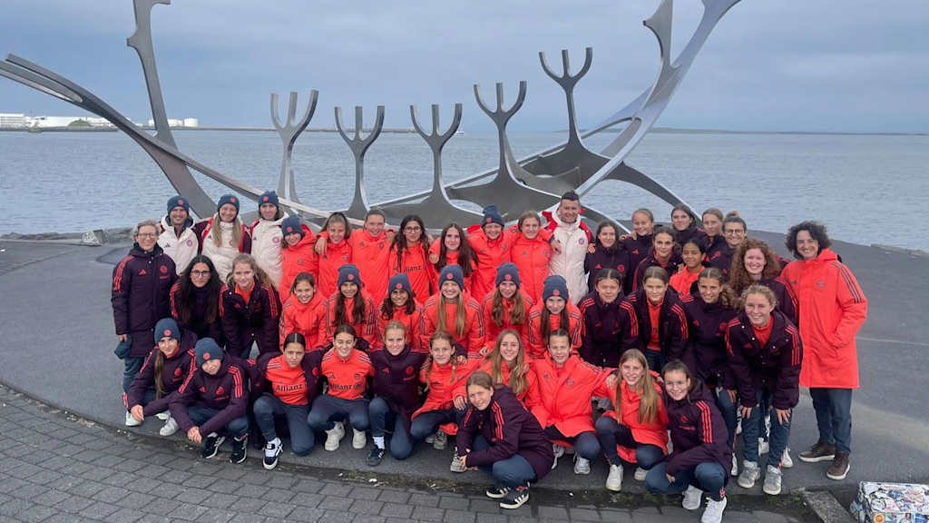 Die U17 und U15 der FC Bayern vor dem Solfar in Island