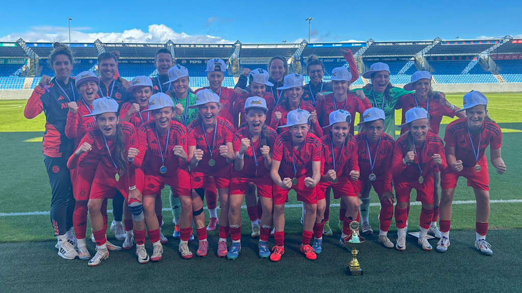 Die U17 der FC Bayern Frauen bejubelt den Turniersieg beim ReyCup.