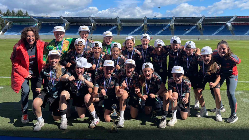 Die U15 bejubelt den Turniersieg beim ReyCup in Island.