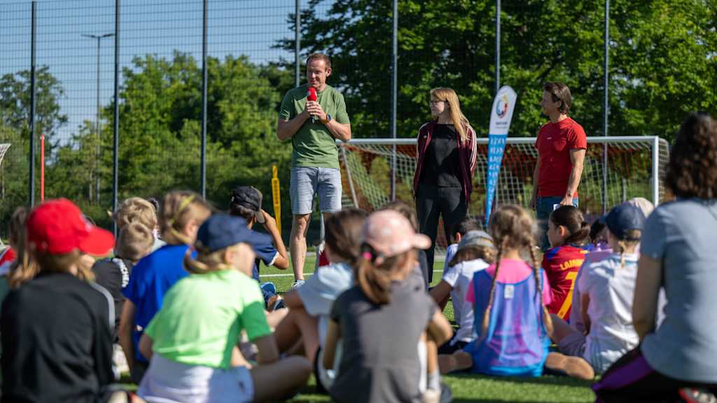 Olympiasieger Felix Loch spricht zu den Kindern am FC Bayern Campus.