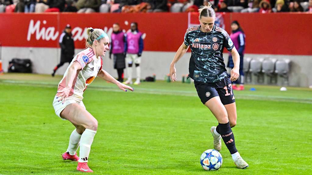 Klara Buehl im Zweikampf mit Lyons Ellie Carpenter.