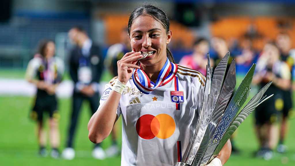 Selma Bacha mit einem Pokal und Medallie.