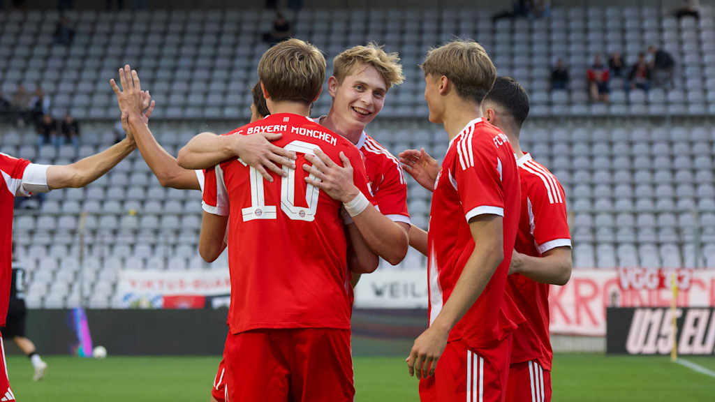 Die FC Bayern Amateure bejubeln ein Tor im Heimspiel gegen den TSV Buchbach.
