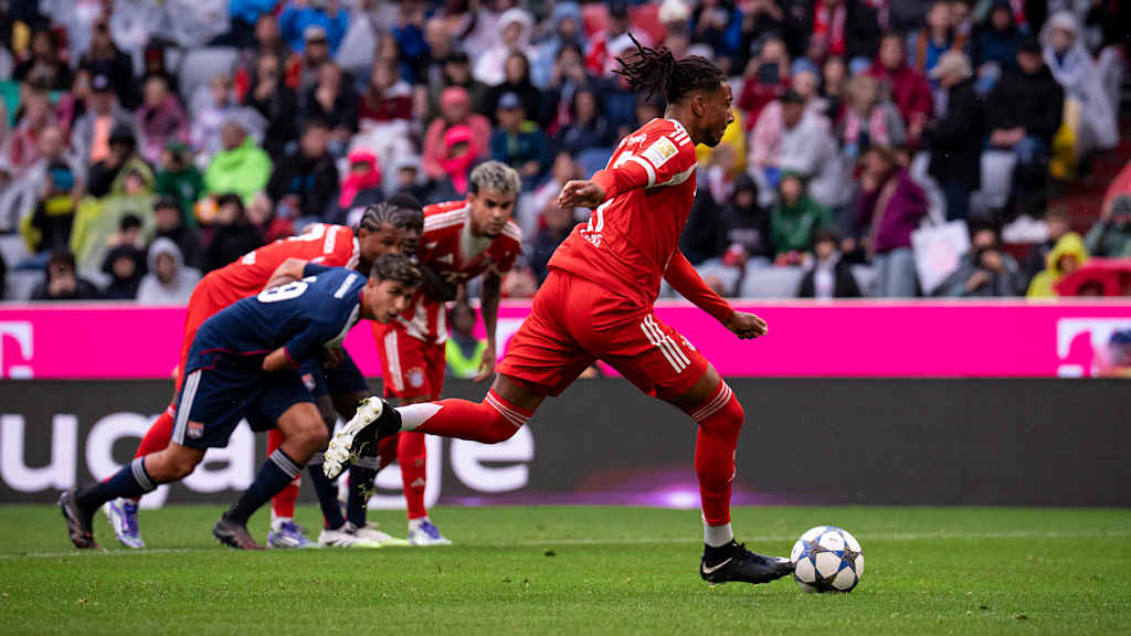 Michael Olise schießt einen Elfmeter im Testspiel zwischen dem FC Bayern und Olympique Lyon.
