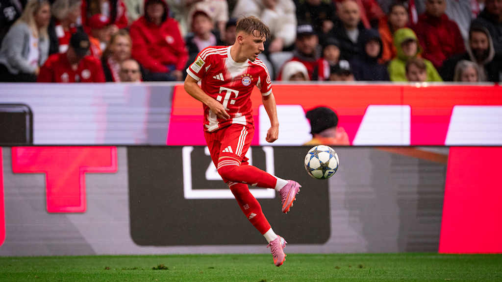 Lennart Karl bei der Ballannahme im Testspiel zwischen dem FC Bayern und Olympique Lyon