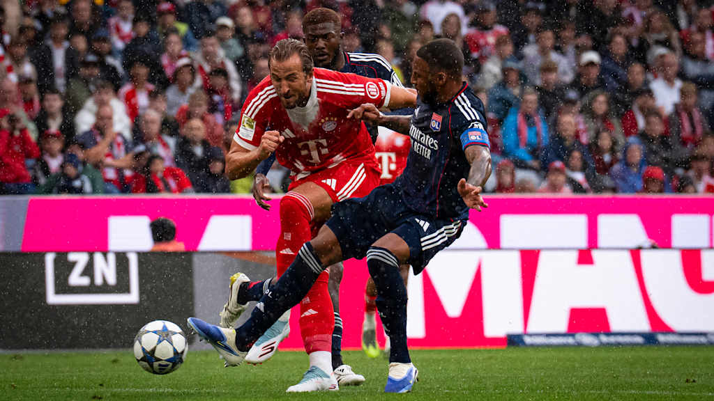 Harry Kane schießt im Testspiel zwischen dem FC Bayern und Olympique Lyon.