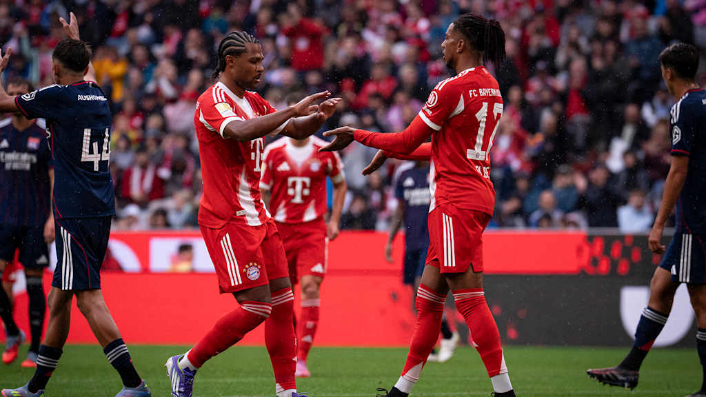 Michael Olise bejubelt sein Tor zum 2:0 im Testspiel zwischen dem FC Bayern und Olympique Lyon.